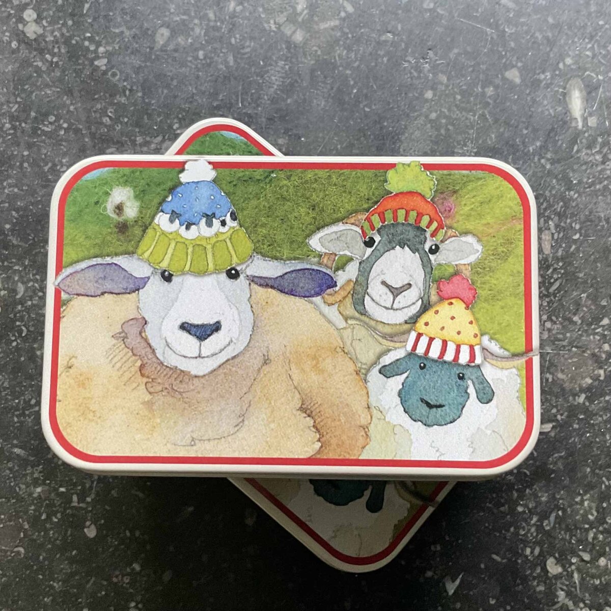 🐑 Emma Ball Blikje – Schaap met Muts