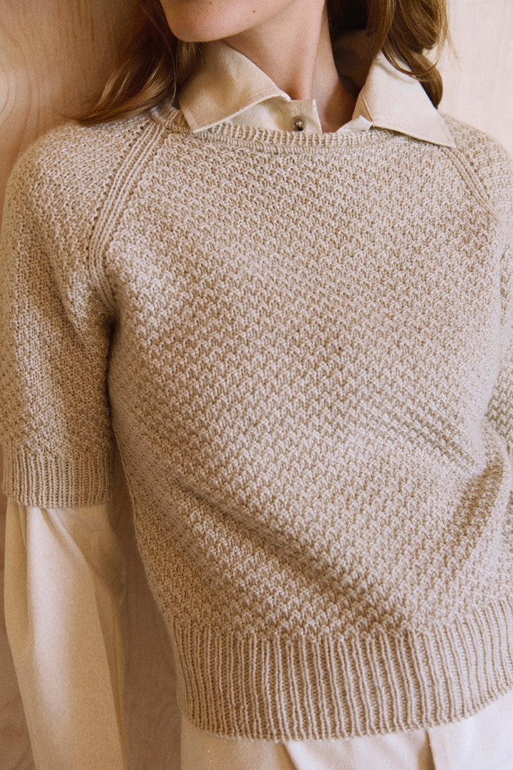 Isager Pearl Tee - een tijdloze top-down trui met raglan