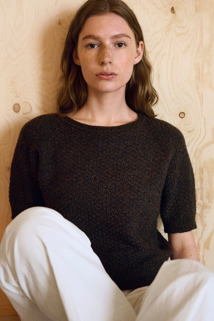 Isager Pearl Tee - een tijdloze top-down trui met raglan