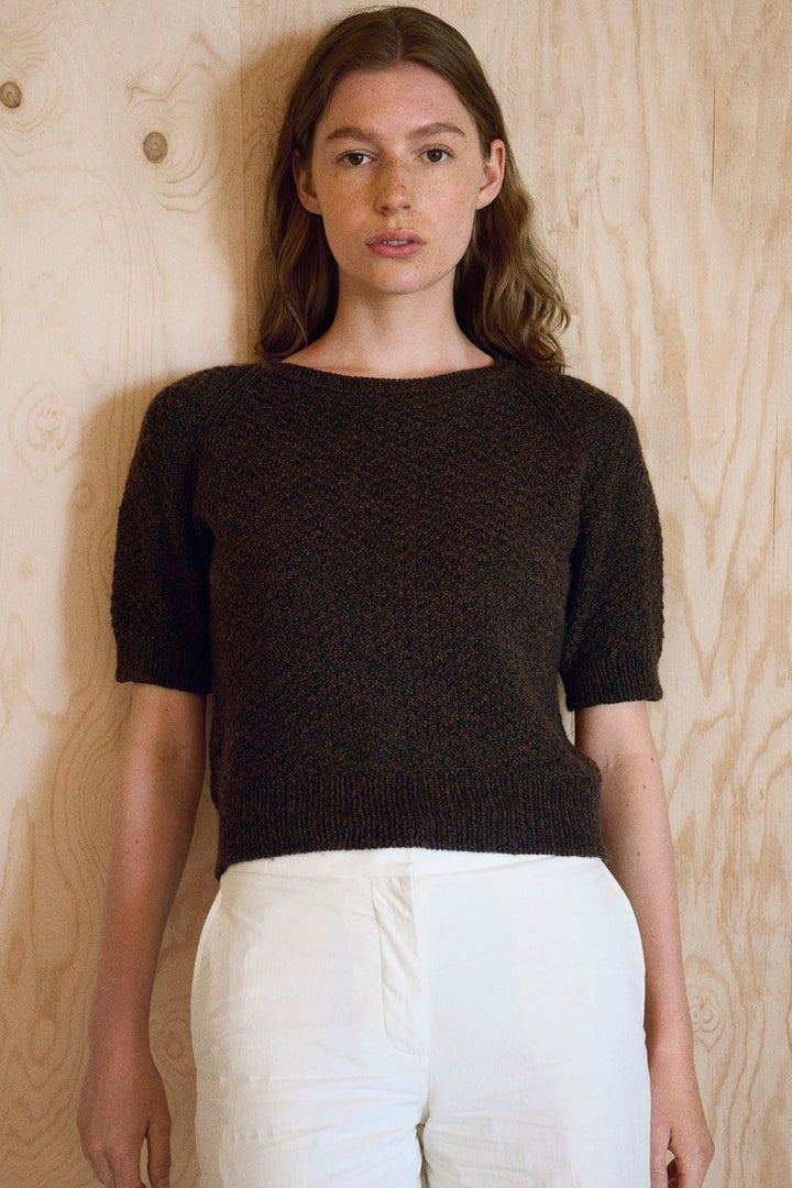 Isager Pearl Tee - een tijdloze top-down trui met raglan