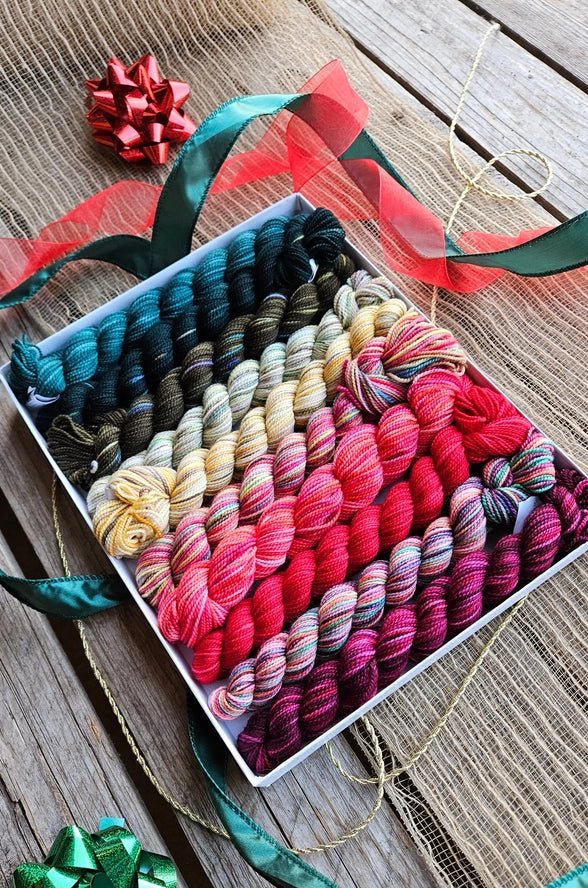 Koigu Wool Designs Holiday Pencil Boxes - set van 10 gekleurde wolstrengen: A Christmas Story