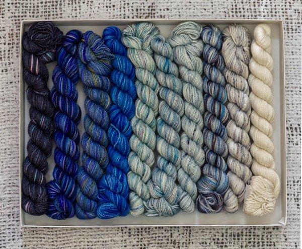 Koigu Wool Designs Holiday Pencil Boxes - set van 10 gekleurde wolstrengen: A Christmas Story