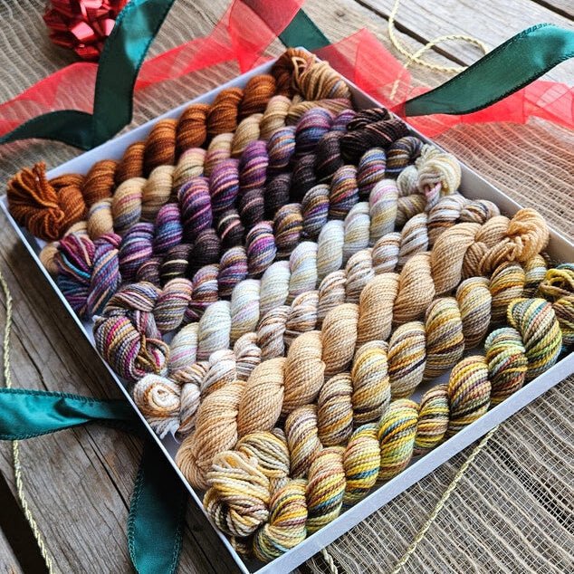 Koigu Wool Designs Holiday Pencil Boxes - set van 10 gekleurde wolstrengen: A Christmas Story