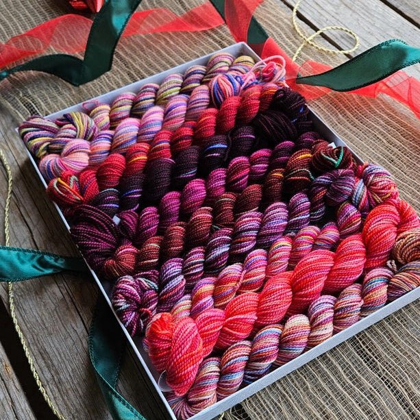 Koigu Wool Designs Holiday Pencil Boxes - set van 10 gekleurde wolstrengen: Wrapped in Ribbons
