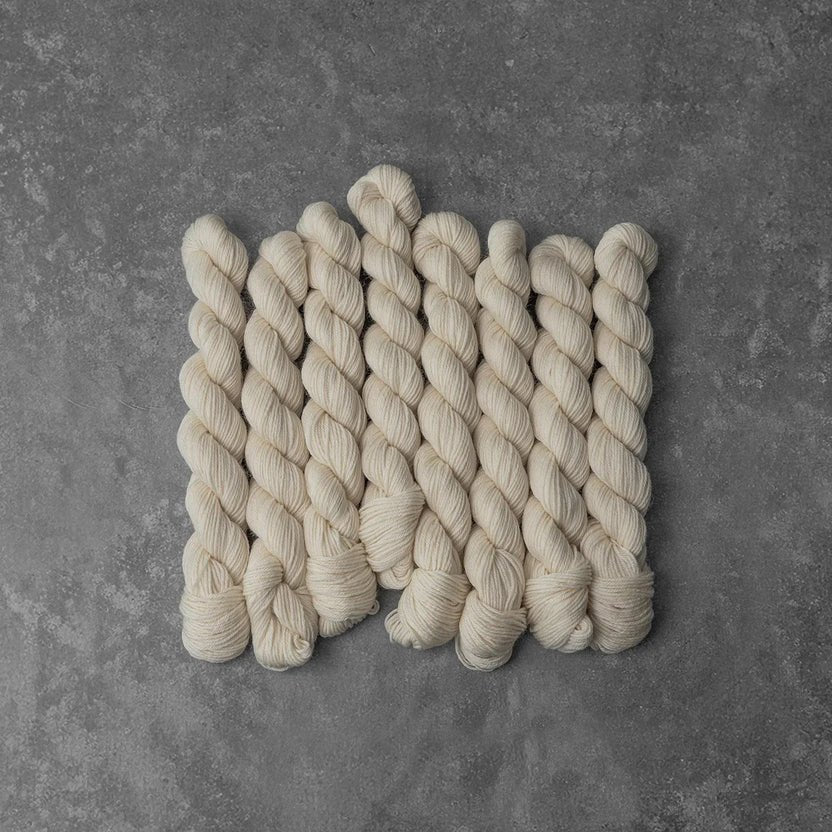 Liefde voor wol Knomad Yasmin mini's - Ongeverfde garens in naturel tinten