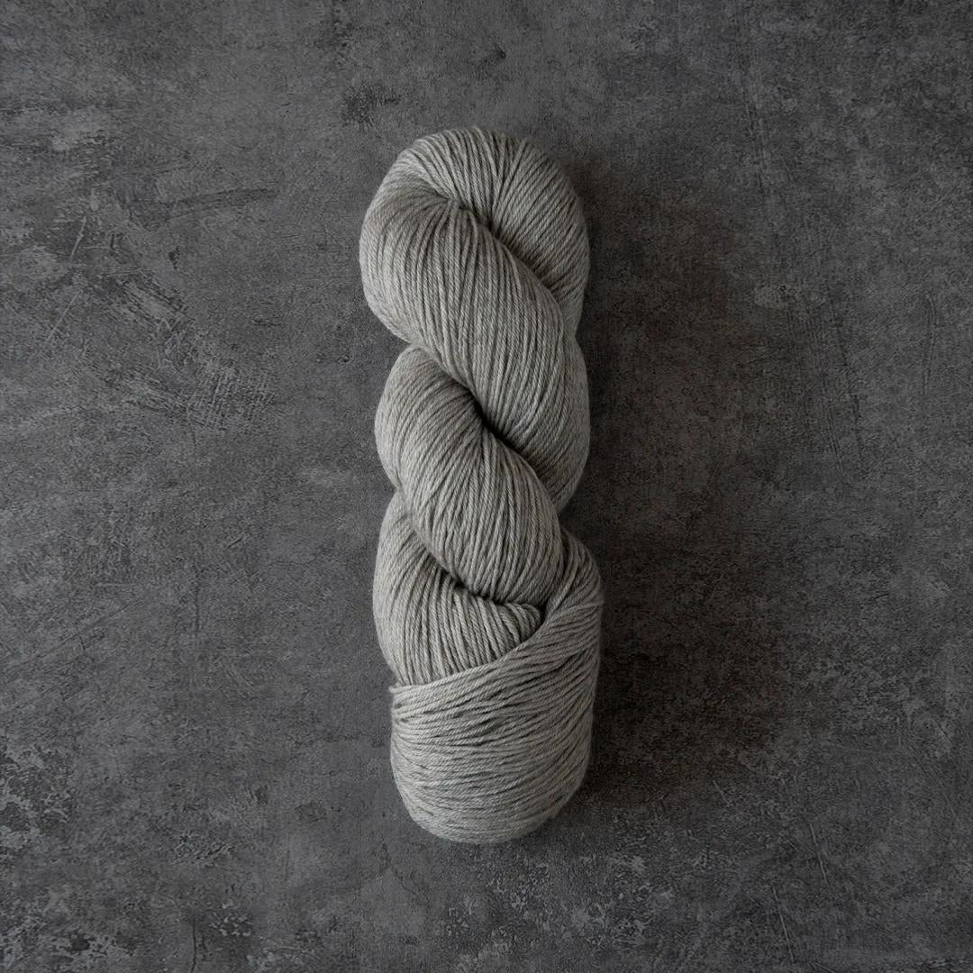 Liefde voor wol Knomad Yasmin – ongeverfd garen in naurel of grijs